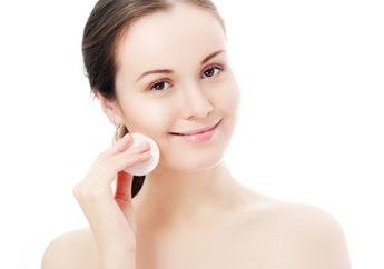 Deretan Rekomendasi Skincare Untuk Kulit Berminyak dan Jerawat