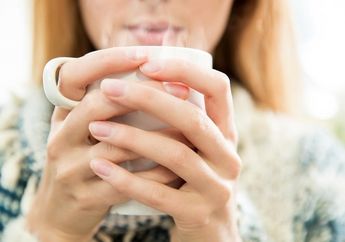 Bersihkan Racun dalam Tubuh, 9 Manfaat Minum Air Hangat Tiap Pagi