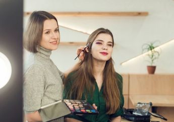 5 Kesalahan Aplikasi Eyeshadow yang Bikin Wajah Kita Terlihat Tua