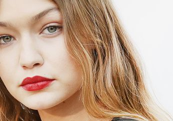 5 Makeup Item Ini Dalam Makeup Pouch Gigi Hadid & Rekomendasinya!
