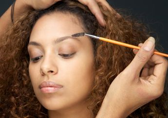 Tips Mudah Make Up Mata Natural dari Makeup Artist Indra Hitori