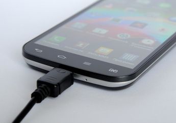 Enggak Ada Listrik? Charge Handphone Kita dengan 3 Cara Unik Ini!