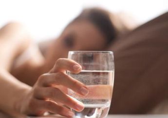 Rutin Minum Air Putih Hangat Setiap Bangun Tidur, 4 Manfaat Tak Terduga Ini Akan Dirasakan Tubuh! Nomor 3 Sungguh Tak Diduga