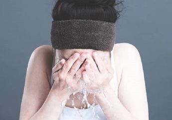 Lebih Sehat! Ini Cara Menghapus Makeup Cuma Pakai Air Bersih!