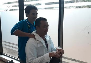 Menpora Imam Nahrawi Menikmati Fasilitas Pijat di Ruang Wartawan Asian Para Games 2018