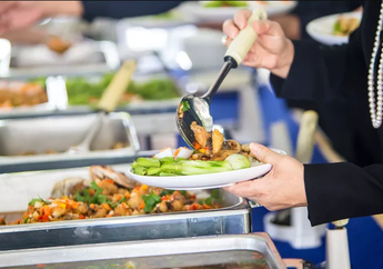 Hari Bahagia Pasangan Ini Hancur Karena 100 Tamunya Keracunan Makanan, Ini yang Dilakukan Mereka