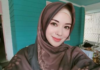 Gaya Selebgram Asal Korea, Ayana Moon dengan 7 Fashion Item Hitam. Manis!