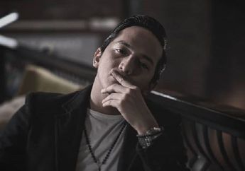 Pegang Kain Pel, Netizen Bilang Ge Pamungkas Seksi dan Suami Idaman!