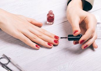 Eyeshadow Kedaluwarsa? Manfaatkan Untuk Buat DIY Kuteks Aja!