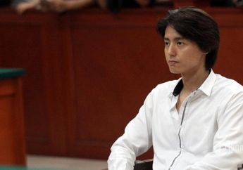 Disebut Bangkrut dan Tak Terawat Karena Narkoba, Begini Penampilan Tebaru Roger Danuarta Saat Dihadiahi Kue Ulang Tahun