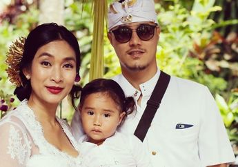 Nikahi Pangeran Bali, Ukuran Kue Ulang Tahun Happy Salma jadi Sorotan! Tiup Lilinnya Sampai Harus Jongkok