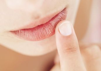 Gampang Ditemukan, 5 Makanan Ini Bisa Jadi Lip Balm Alami Buat Bibir Kering!