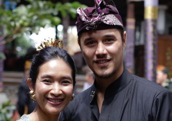 8 Tahun Happy Salma Menikah dengan Pangeran Bali, Intip Deretan Potret Kemesraan Keduanya