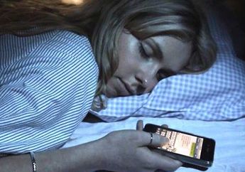 Jangan Letakkan Ponsel di Ranjang Saat Tidur, Hal Mengerikan Ini Bisa Terjadi!