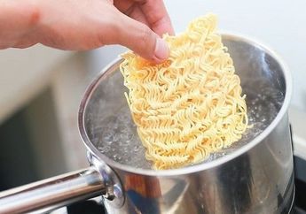 Begini Cara Aman Masak Mi Instan Agar Kandungan MSG yang Merusak Otak Hilang