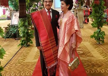 Ibu Bams Hadiahkan Lukisan Hasil Karya Sendiri untuk Sang Suami