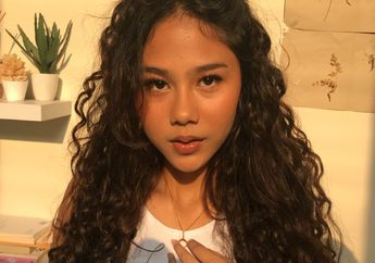 5 Gaya Anggun Nadin Amizah dengan Vintage Dress. Manis Banget!