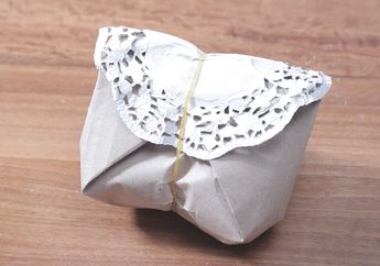 Cara Membungkus Makanan Dengan Kertas Nasi Supaya Hasilnya Rapi dan Cantik