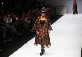 Masuk Daftar Global Thinkers 2019, Begini Foto-foto Keren Susi Pudjiastuti di Panggung Fashion