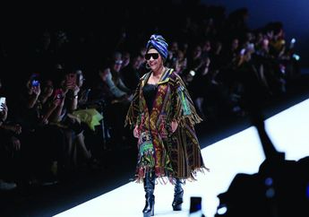 Tampil Nyentrik Di Jakarta Fashion Week 2018, Susi Pudjiastuti: 'Demi Nelayan agar Tetap Bisa Mencari Ikan'