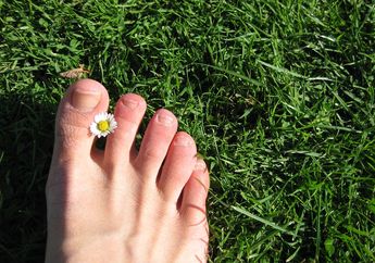 Kedutan di Jari Kelingking Kaki Kiri Mitosnya Pertanda Baik, Benarkah?