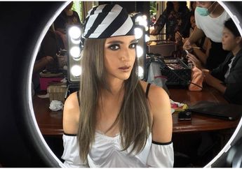 2 Kostum Halloween Nia Ramadhani Saat Pesta Bersama Girls Squad, Mana Favoritmu?