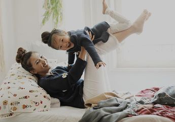 Lagi Hamil Anak Kedua, Begini Momen Manis Sang Anak Saat Ingatkan Sarwendah Buat Minum Vitamin
