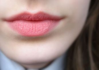 Biar Nggak Cakey Saat Pakai Lip Cream, Coba 3 Tips Berikut ini