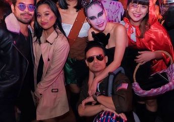 Foto-foto Jadul Saat Perayaan Halloween Bareng Ashraf Sinclair Beredar, Begini Tatapan Kosong BCL yang Terus Menggengam Tasbih