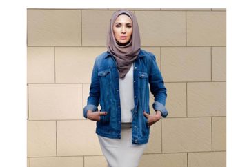 7 Inspirasi Memakai Denim Outer Untuk Kita yang Berhijab. Stylish!