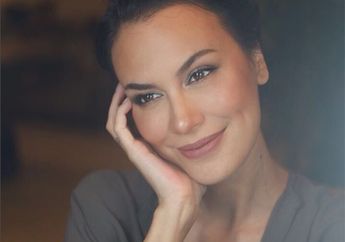 Pamer Perut Sixpack di Depan Warung Makan, Warganet Sampai Tak Percaya Umur Sophia Latjuba, 'Duh, ABG'