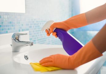 Lakukan Ini Kalau Masih Harus Berbagi Kamar Mandi di Kos Saat Pandemi!