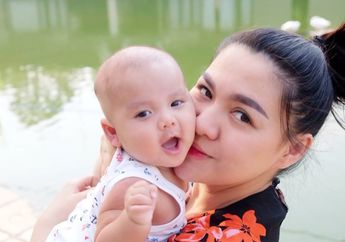 Kompak Berbusana Adat Dengan Si Buah Hati, Vicky Shu: Gemes Ga Sih Bayi Jowo!
