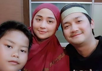 Dewi Perssik Panen Pujian dari Netizen Saat Luangkan Waktu untuk Temani Anak Mengaji