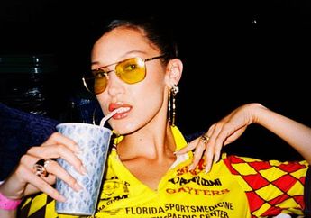 Gaya Rock Chic Bella Hadid yang Asyik Buat Nonton Konser Guns N' Roses