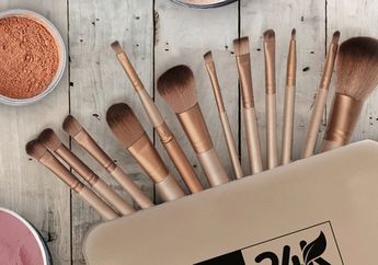 3 Bahaya yang Mengancam Wajah Kalau Malas Membersihkan Alat Makeup, Duh!