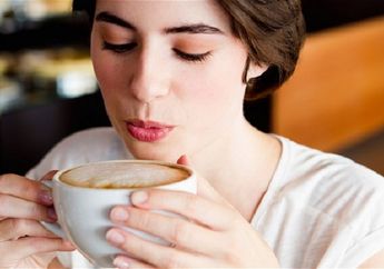Cewek Harus Tahu! Ini 4 Akibat Tetap Minum Kopi saat Menstruasi