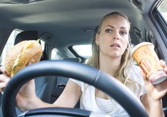 Percaya Atau Tidak, Istri Suka Makan di Mobil Bisa Jadi Salah Satu Penyebab Perceraian, Lo! Ini Alasannya