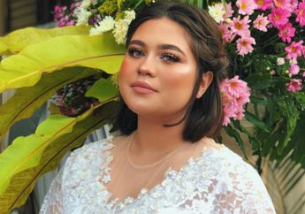 Trik Padukan Kemeja Oversized dan Boots untuk Tubuh Curvy ala Sarah Ayu
