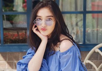 Inspirasi Gaya Simpel Padu Padan Off Shoulder Top Ala Ranty Maria!