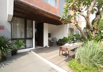 Inspirasi Desain Teras di Rumah Kecil, Lantainya Pakai Kayu Ulin