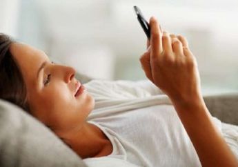 Gagal Jantung & 3 Bahaya Kesehatan Lain Main Handphone Sebelum Tidur!
