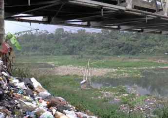 Duh, Bikin Miris Foto Ini Lagi-lagi Buktikan Sungai Citarum Tercemar Berat. Airnya Enggak Kelihatan Lagi Karena Tertutupi Busa Putih