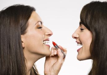 Sering Berbagi Lipstik, Pahami ini Bahayanya Buat Bibir Kita