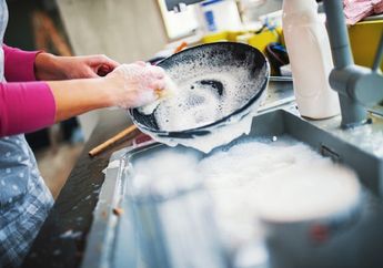Sering Cuci Piring Sampai Tangan Kasar? Garam Ternyata Bisa Bikin Tangan Kembali Halus Seketika! Begini Cara Pakainya