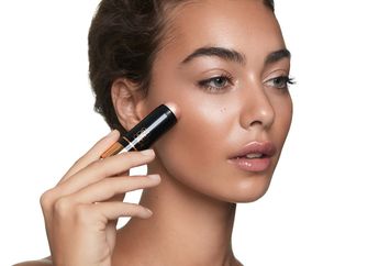 Praktis! Ini 3 Rekomendasi Produk Highlighter & Contour Stick!