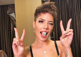 Halsey Bikin Kekacauan di Tengah Kota dalam Video Klip 'Girl Is A Gun'