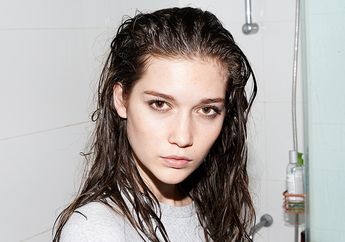 4 Tips Mengeringkan Rambut Agar Enggak Rusak. Jangan Pakai Hair Dryer!