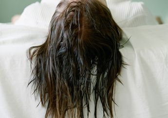 Tidur Dengan Rambut Basah Bisa Sebabkan Hal Ini! Lakukan Perawatan Tepat Untuk Menghilangkannya