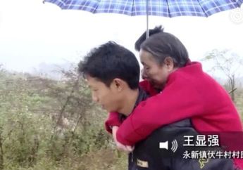 Demi Bisa Makan, Pria di China selama 15 Tahun Mencari Kerja Sambil Gendong Sang Ibu